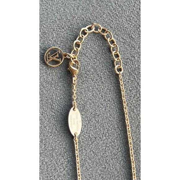 LOUIS VUITTON Essential V Gold Necklace LV Pendant - Picture 5 of 7